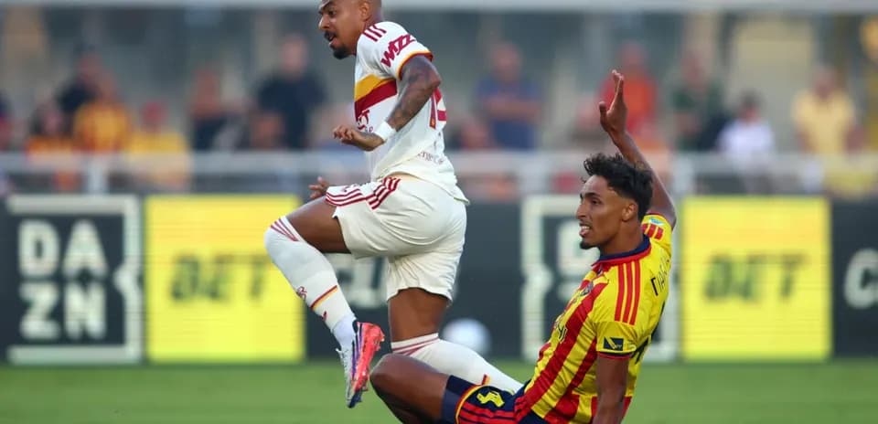 Lucha entre jugadores de Lecce y AS Roma