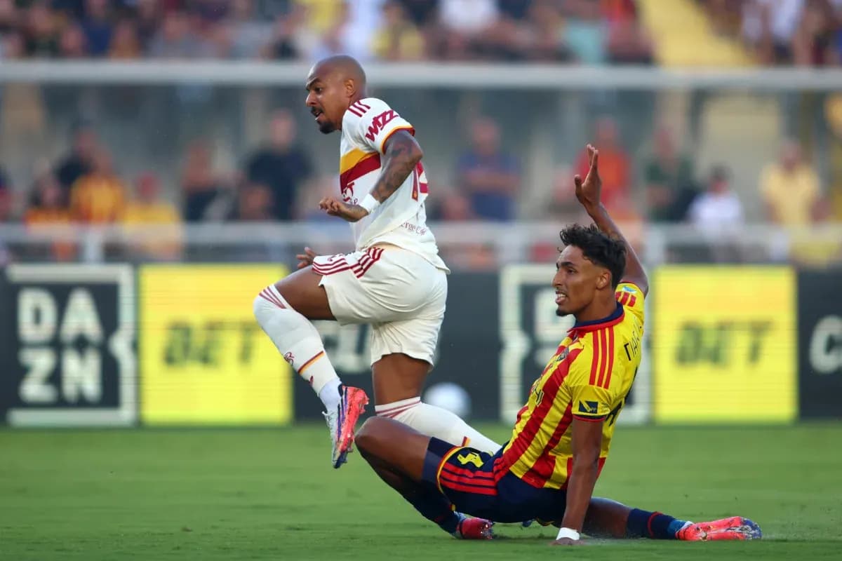 Lucha entre jugadores de Lecce y AS Roma
