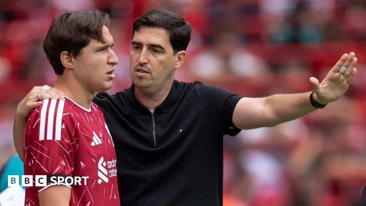 Entrenador hablando con jugador durante el partido