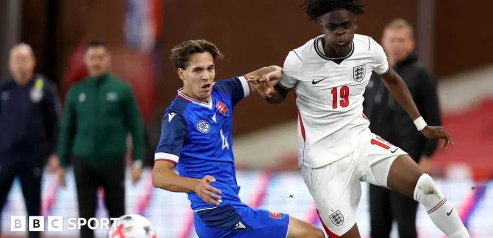 Jugador de Inglaterra compitiendo por el balón con rival