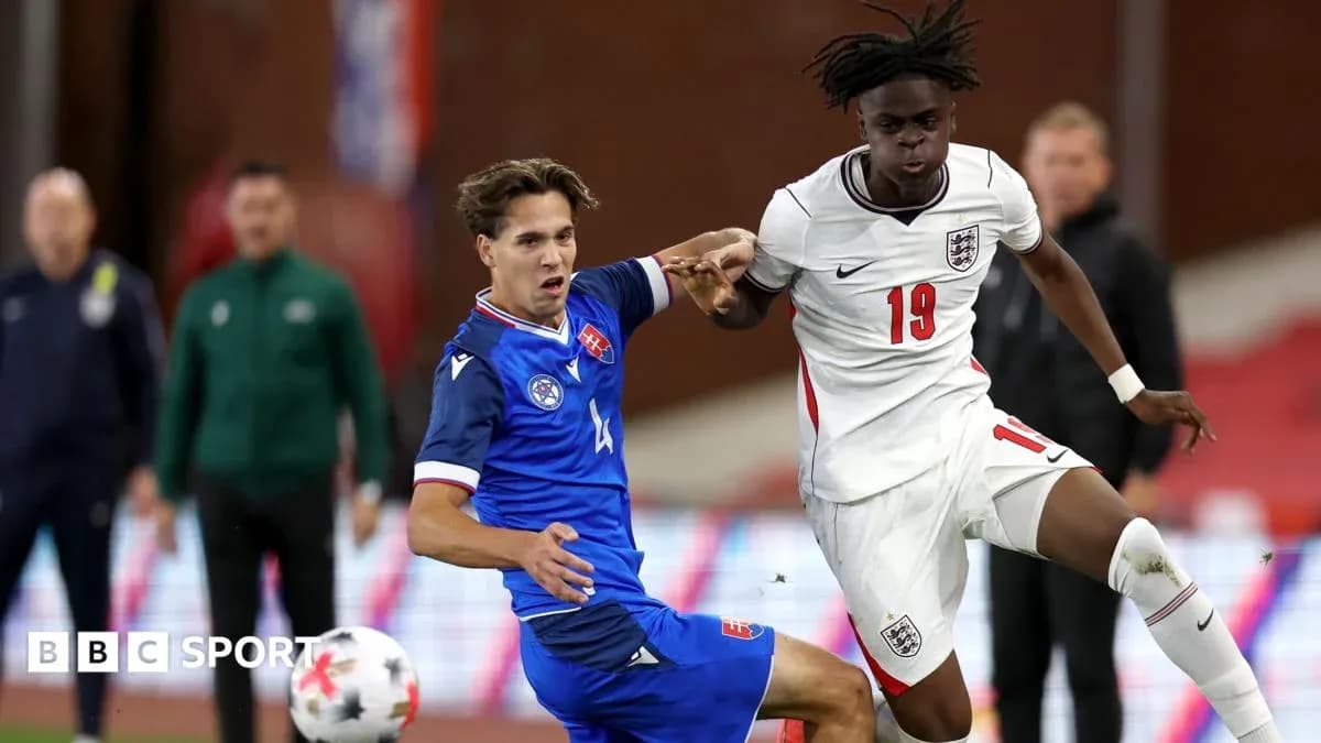Jugador de Inglaterra compitiendo por el balón con rival