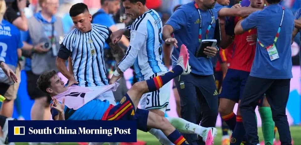 Jugadores de Argentina y España en confrontación durante partido