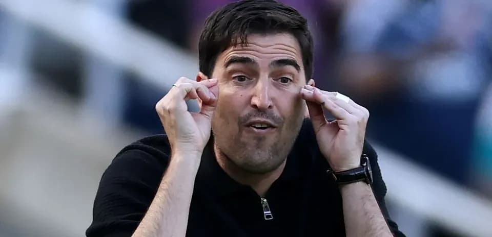 Entrenador dirigiendo a su equipo en el partido