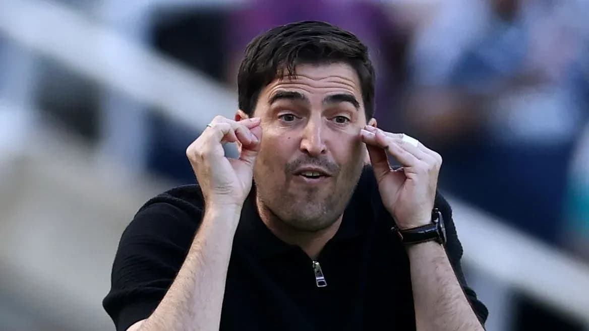 Entrenador dirigiendo a su equipo en el partido