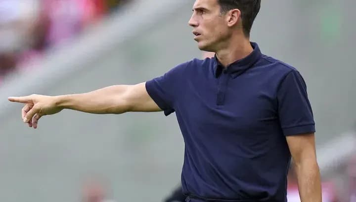 Entrenador dando instrucciones durante un partido