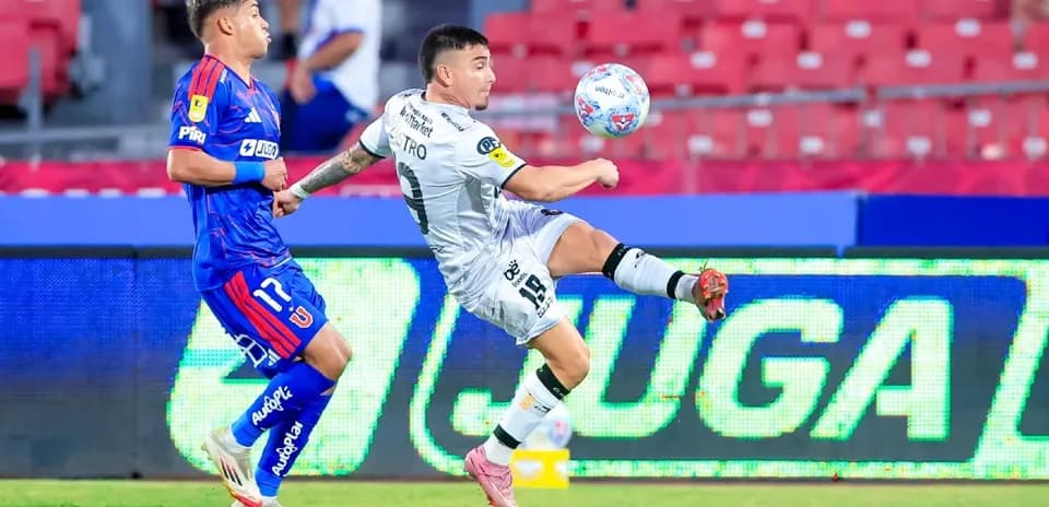 Jugador de Deportes Limache en acción contra U. de Chile