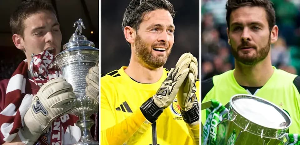 Tres porteros sosteniendo trofeos de fútbol