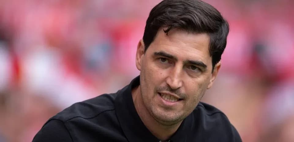 Entrenador hablando durante el partido en el banquillo