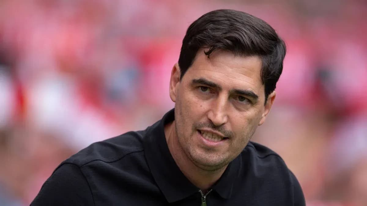 Entrenador hablando durante el partido en el banquillo