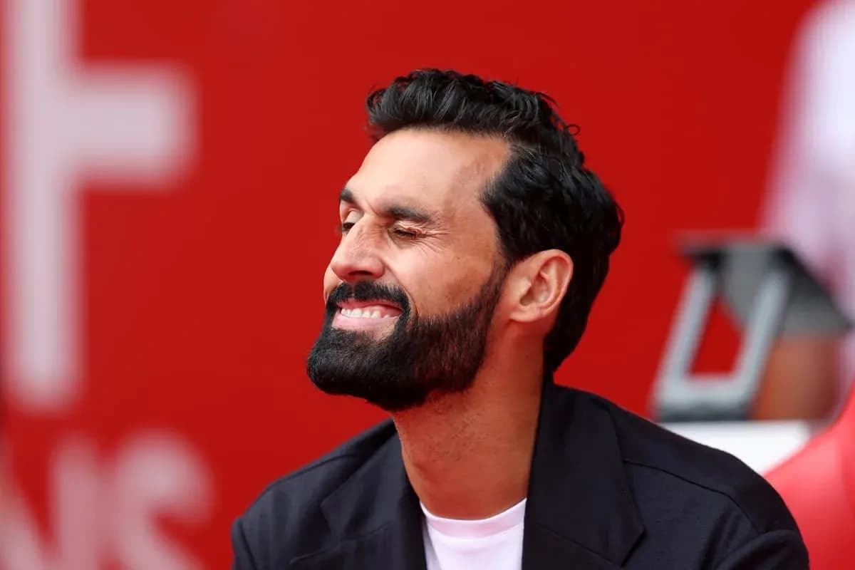 Hombre sonriendo en un fondo rojo