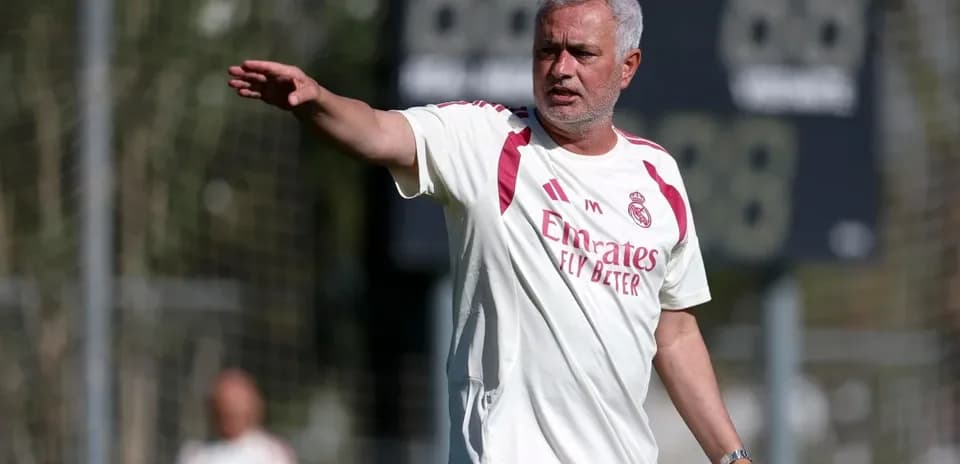Entrenador dirigiendo la práctica en el campo
