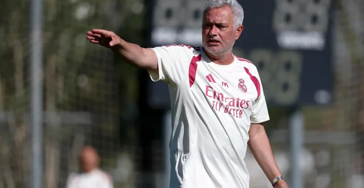 Entrenador dirigiendo la práctica en el campo