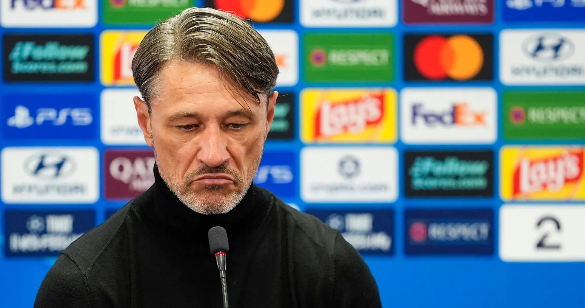 Entrenador en conferencia de prensa con micrófono