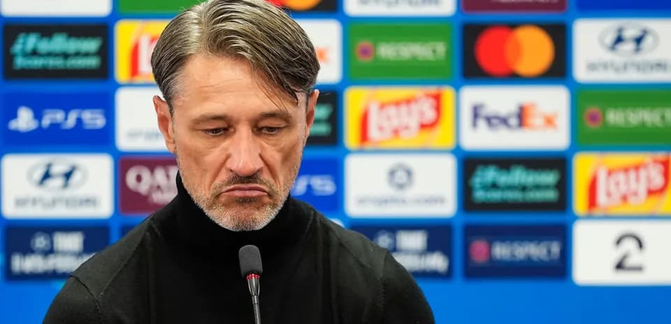 Entrenador en conferencia de prensa con micrófono