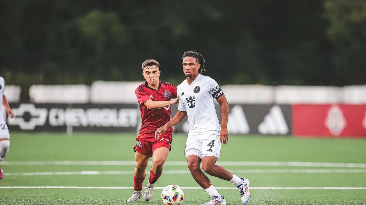 Jugador de Inter Miami II en acción contra Toronto II
