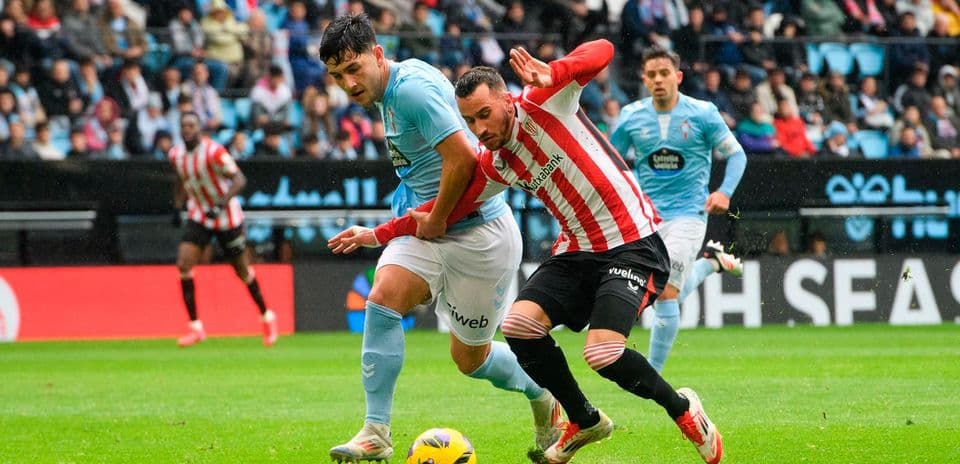 Dos jugadores compitiendo por el balón en La Liga