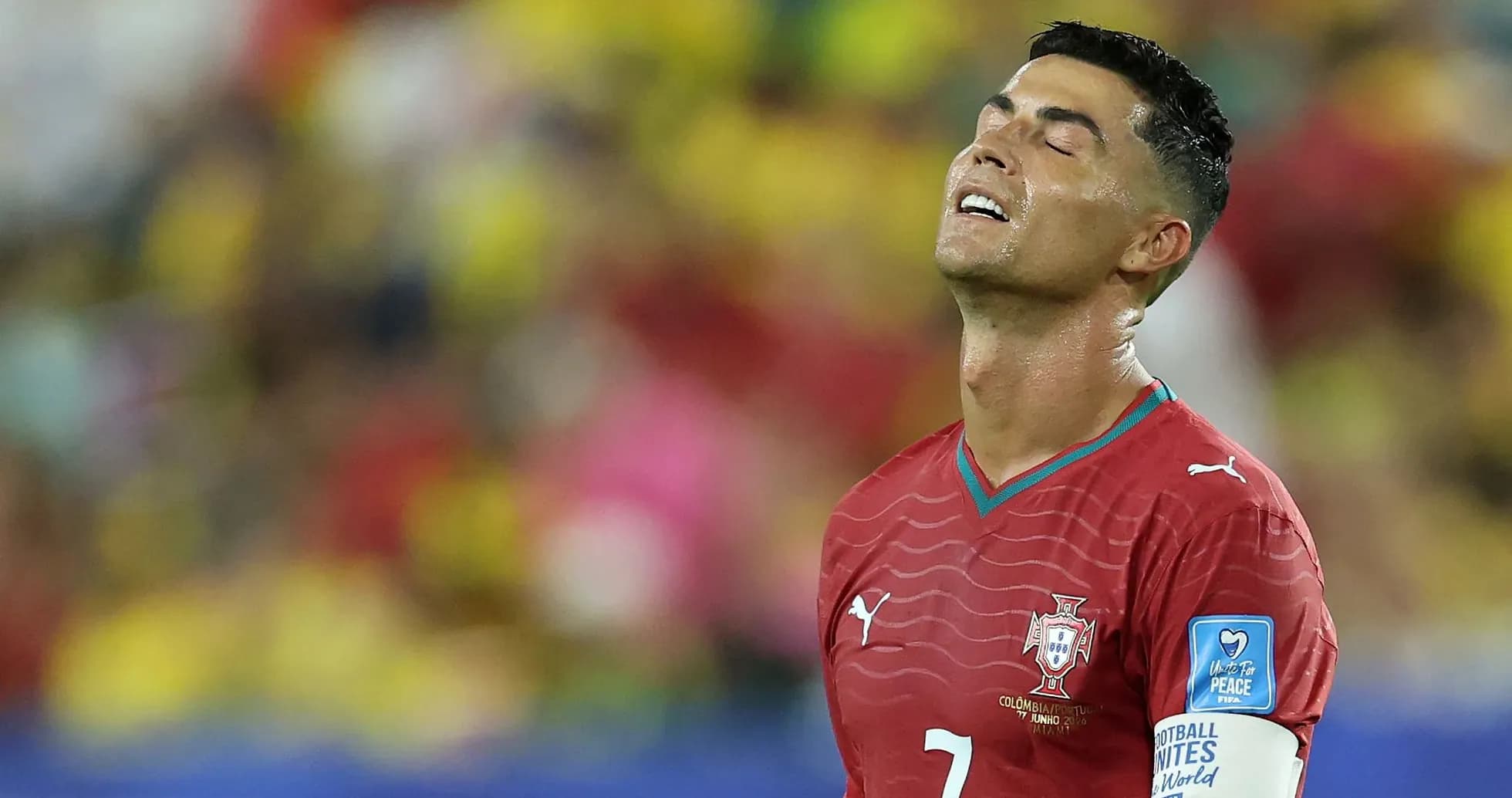 Cristiano Ronaldo con la mirada al cielo en el partido