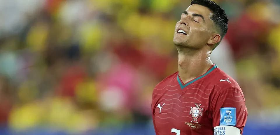 Cristiano Ronaldo con la mirada al cielo en el partido