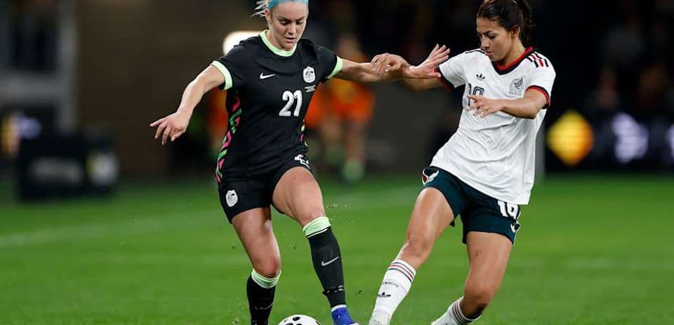 Jugadora de México intenta robar el balón a rival