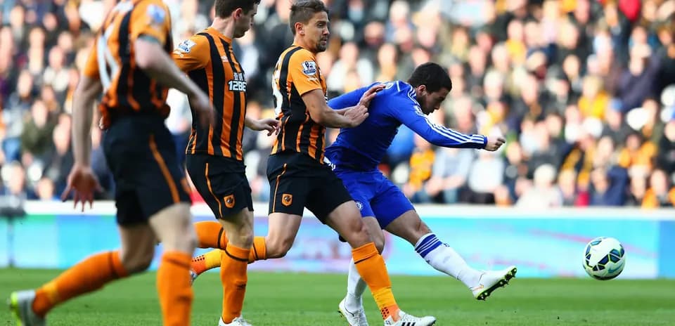 Chelsea y Hull City en acción durante el partido