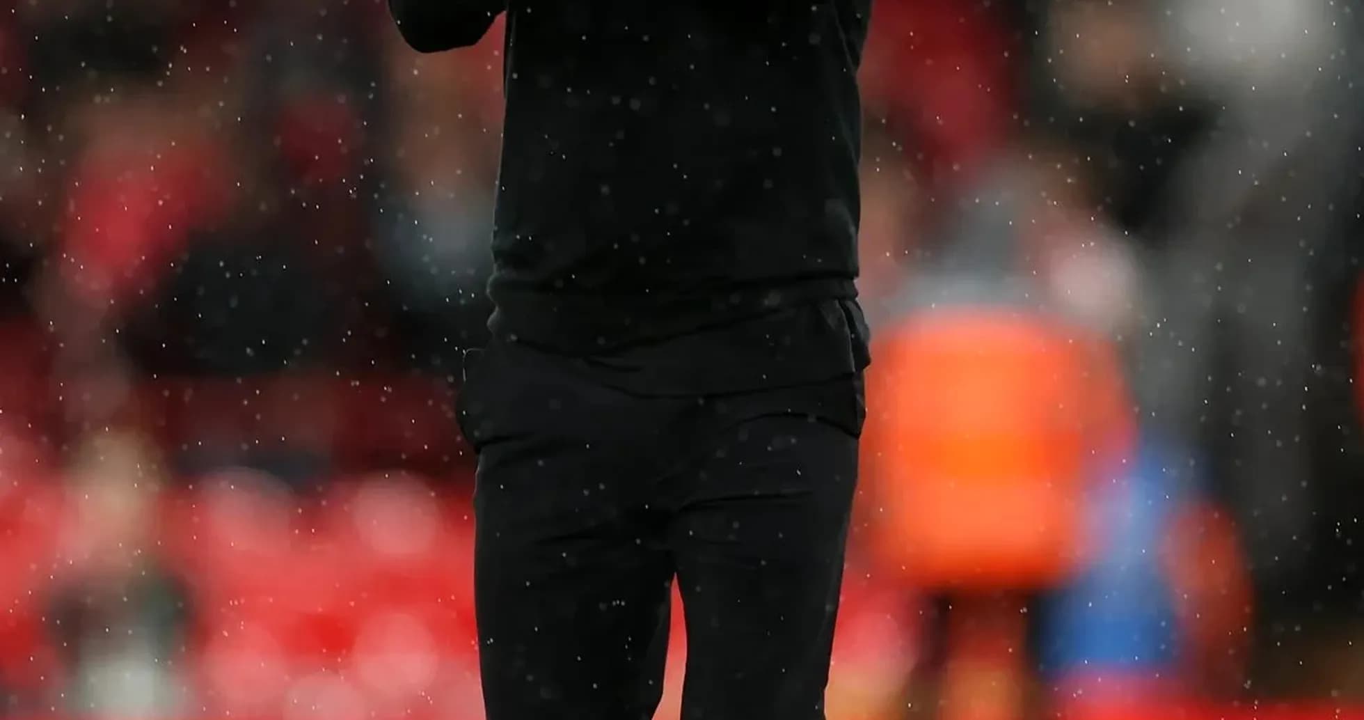 Entrenador aplaudiendo en el campo de fútbol