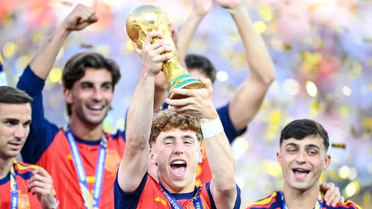 Jugadores de España celebrando con el trofeo mundial