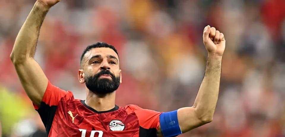 Jugador egipcio levantando el puño en celebración