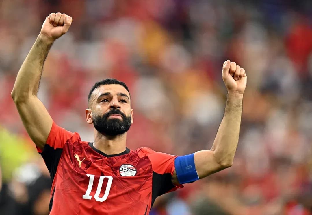 Jugador egipcio levantando el puño en celebración