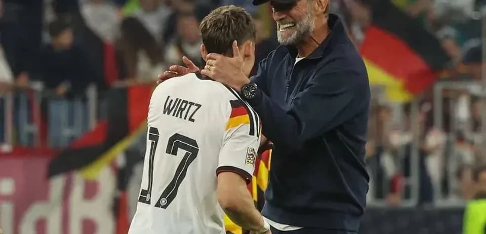 Jugador Wirtz recibiendo felicitaciones de entrenador