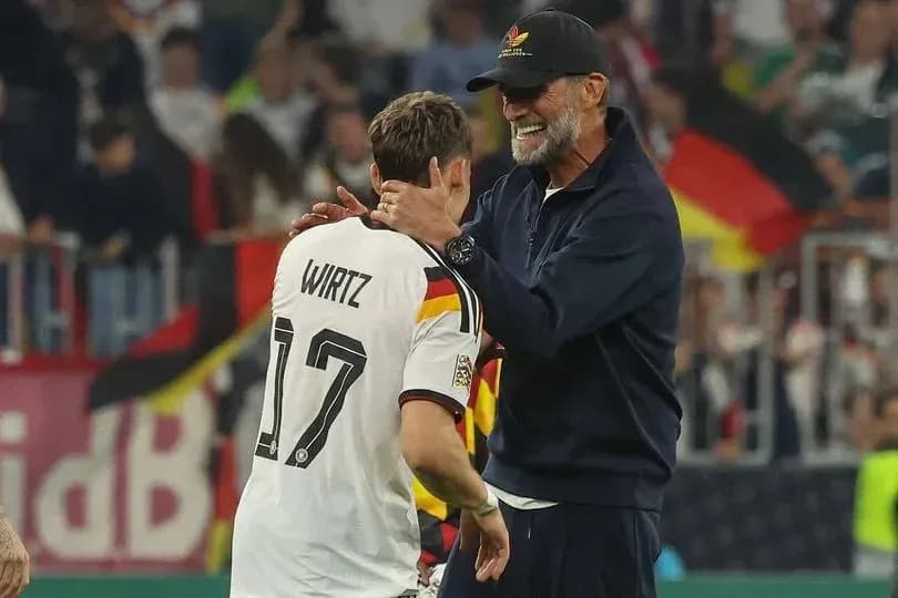 Jugador Wirtz recibiendo felicitaciones de entrenador