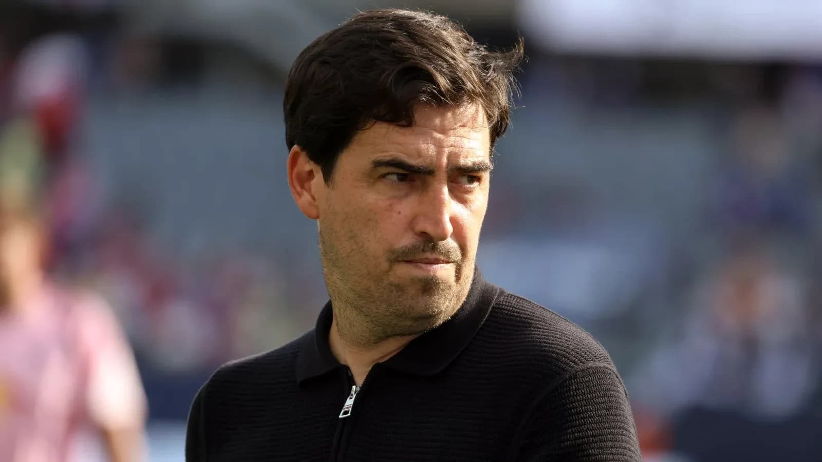 Entrenador observando el partido desde la línea