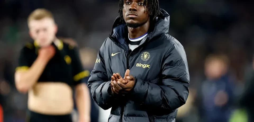 Jugador de Chelsea aplaudiendo tras el partido