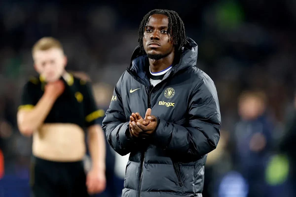 Jugador de Chelsea aplaudiendo tras el partido
