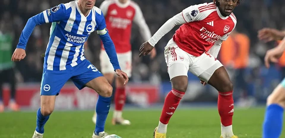 Jugadores de Arsenal y Brighton luchando por el balón
