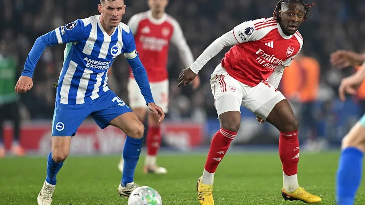 Jugadores de Arsenal y Brighton luchando por el balón