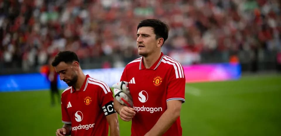 Jugadores de Manchester United caminando por el campo
