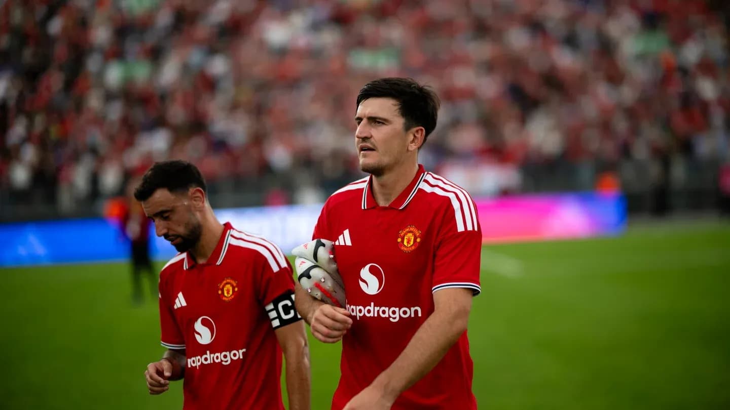 Jugadores de Manchester United caminando por el campo