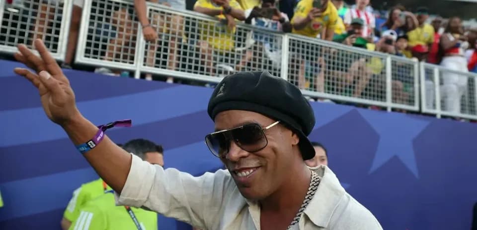 Ronaldinho saludando a los fanáticos en el estadio