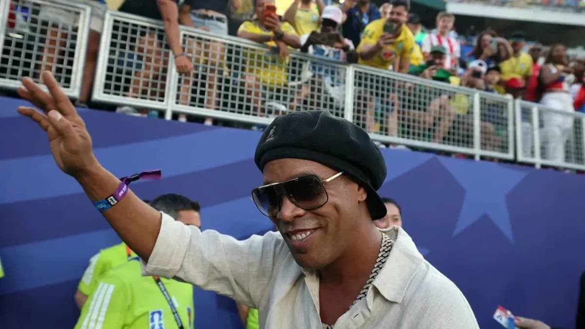 Ronaldinho saludando a los fanáticos en el estadio