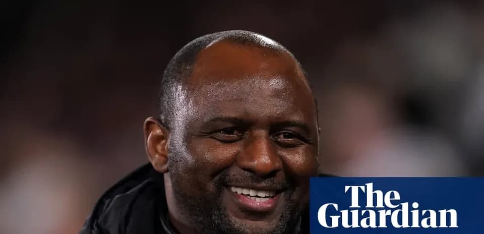 Entrenador sonriendo durante un partido