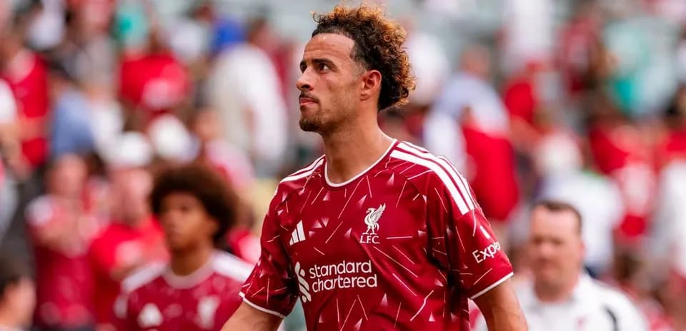 Jugador de Liverpool caminando en el estadio