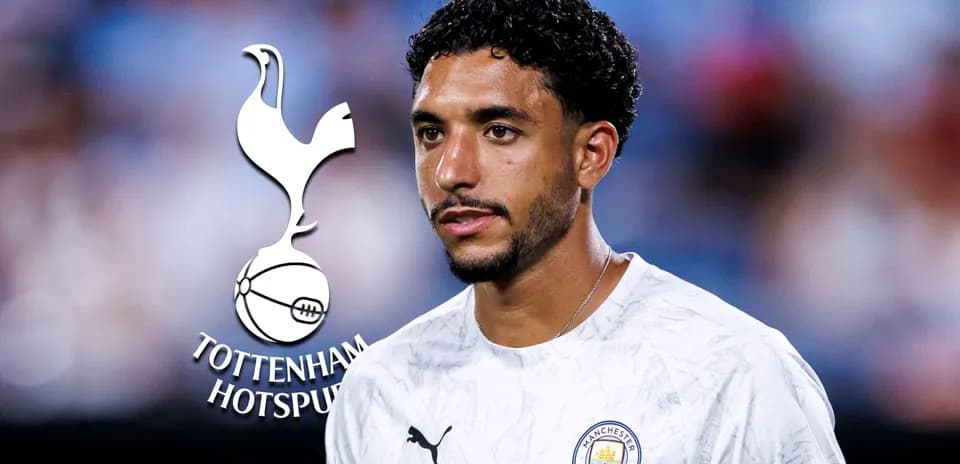 Jugador de fútbol en camiseta de Manchester City