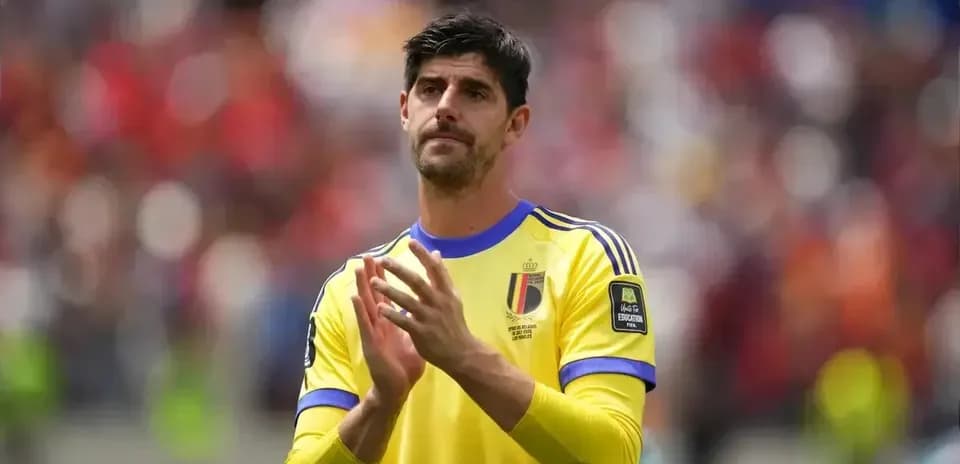 Portero belga aplaudiendo en el campo