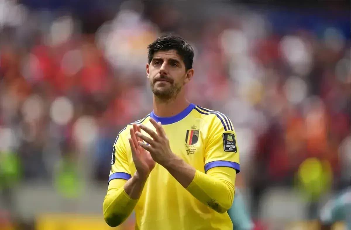 Portero belga aplaudiendo en el campo
