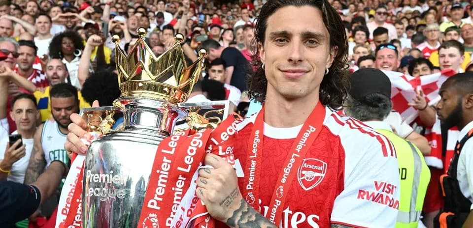 Jugador de Arsenal celebrando el trofeo de Premier League