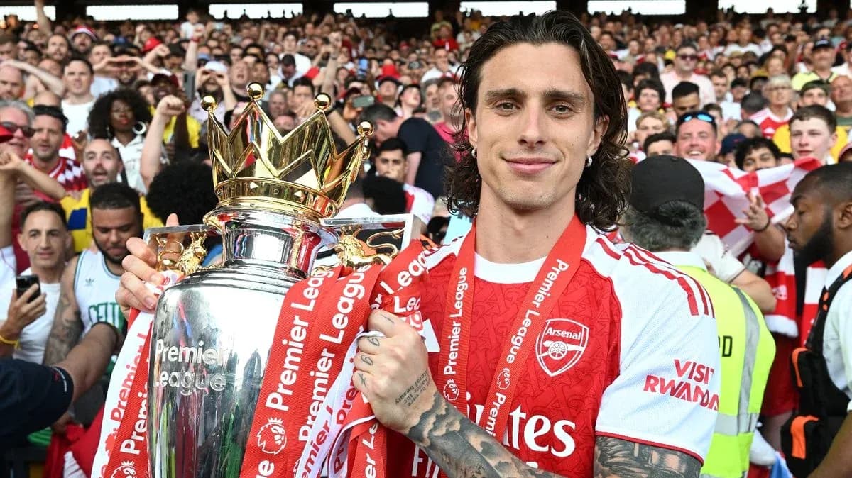 Jugador de Arsenal celebrando el trofeo de Premier League