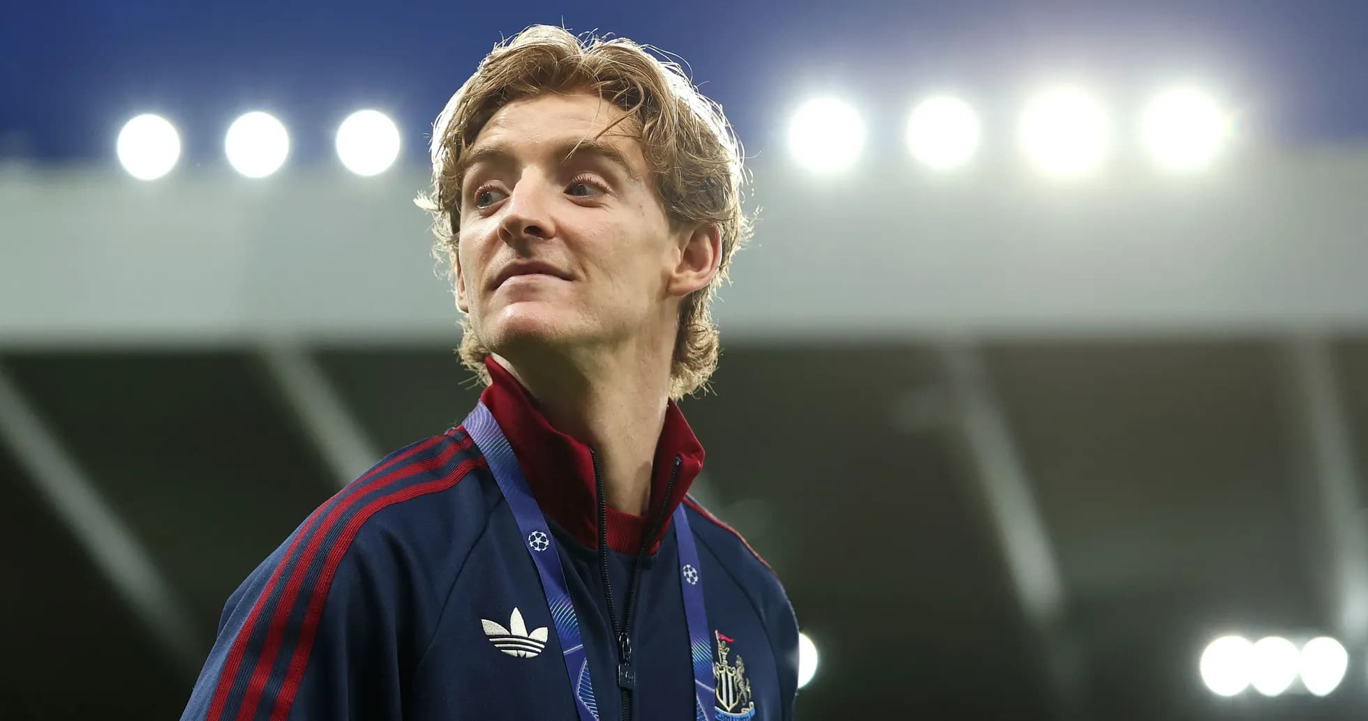 Jugador de Newcastle con chaqueta y medalla