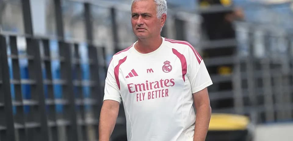 Entrenador caminando en la zona de entrenamiento