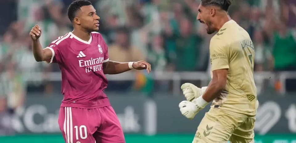 Jugador de Real Madrid celebra con el portero rival