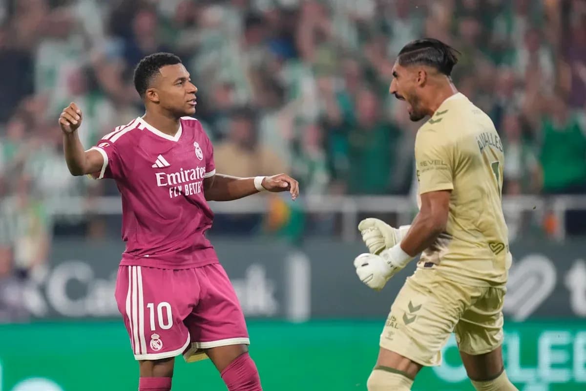 Jugador de Real Madrid celebra con el portero rival